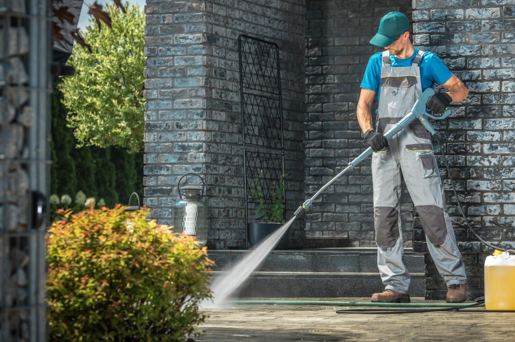 Reinigung, Außenanlagen und Handwerksarbeiten